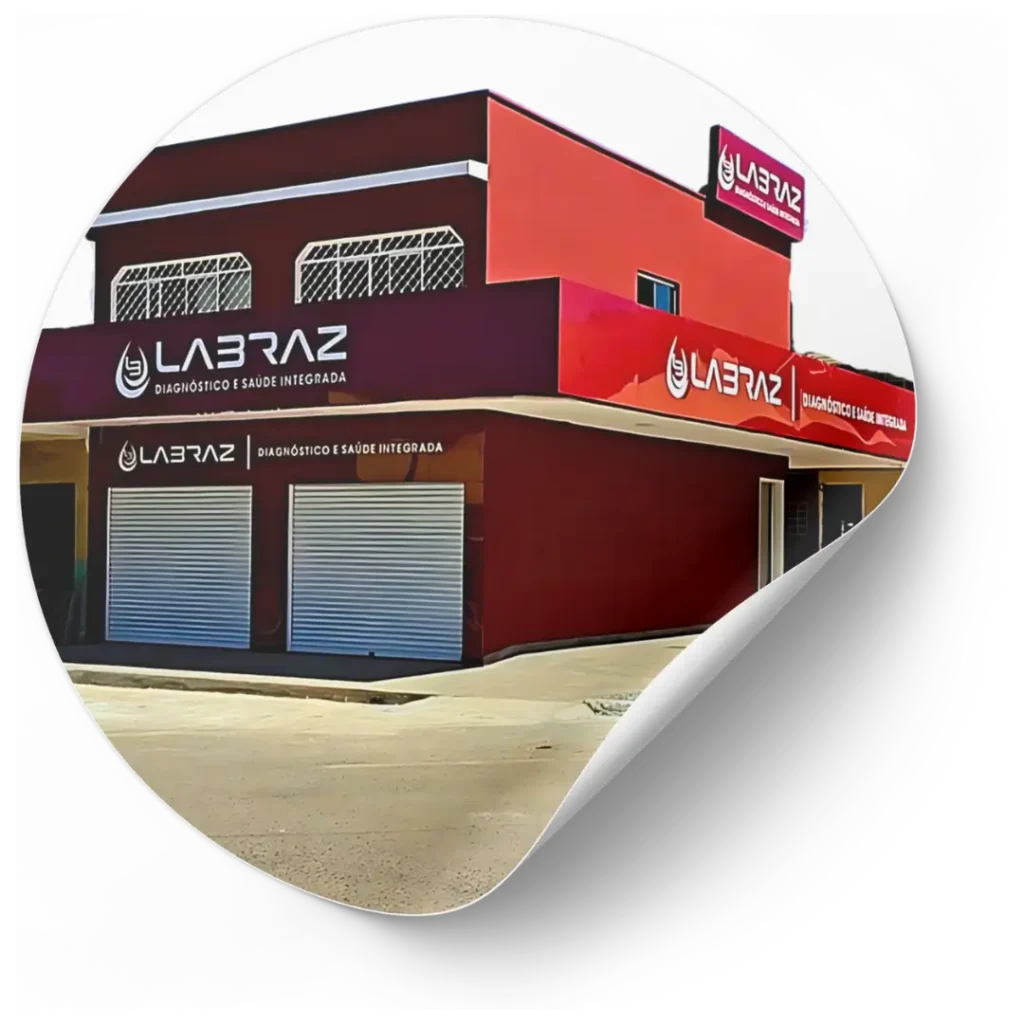 Fachada do laboratório LABRAZ, especializado em exame e diagnóstico em Brazlândia, DF, destacando suas instalações modernas e sinalização visível.